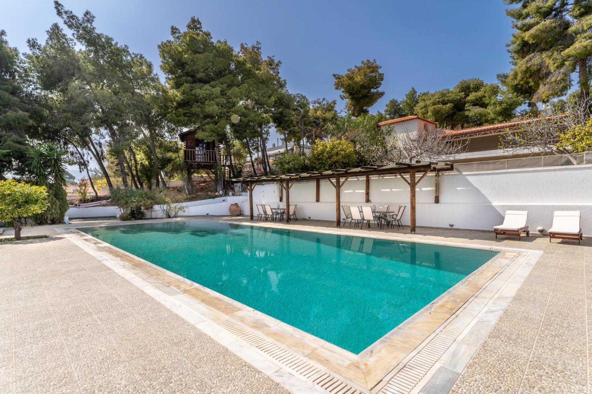 The House Of Gratitude - Poolside Retreat