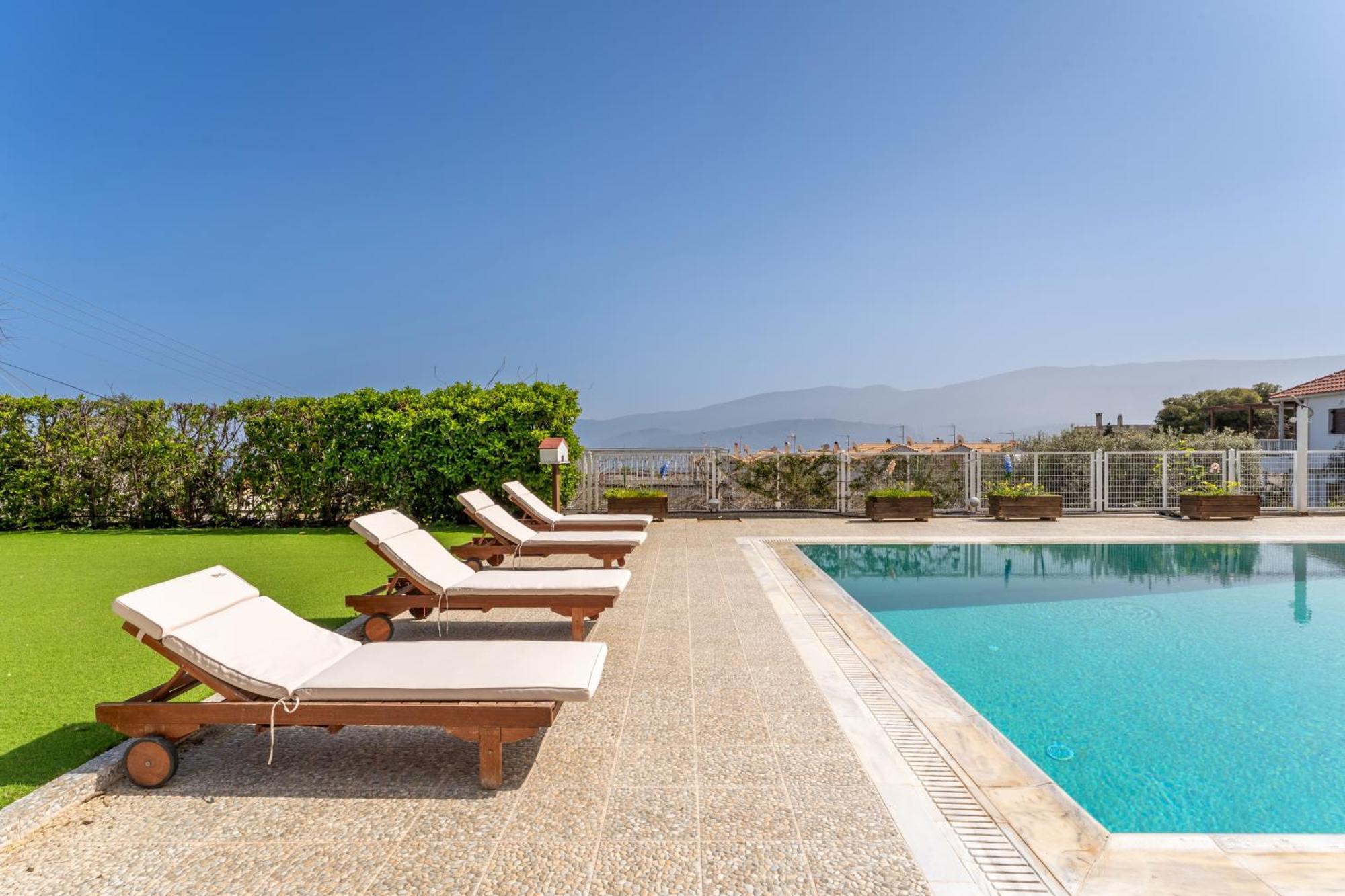 The House Of Gratitude - Poolside Retreat Holiday home