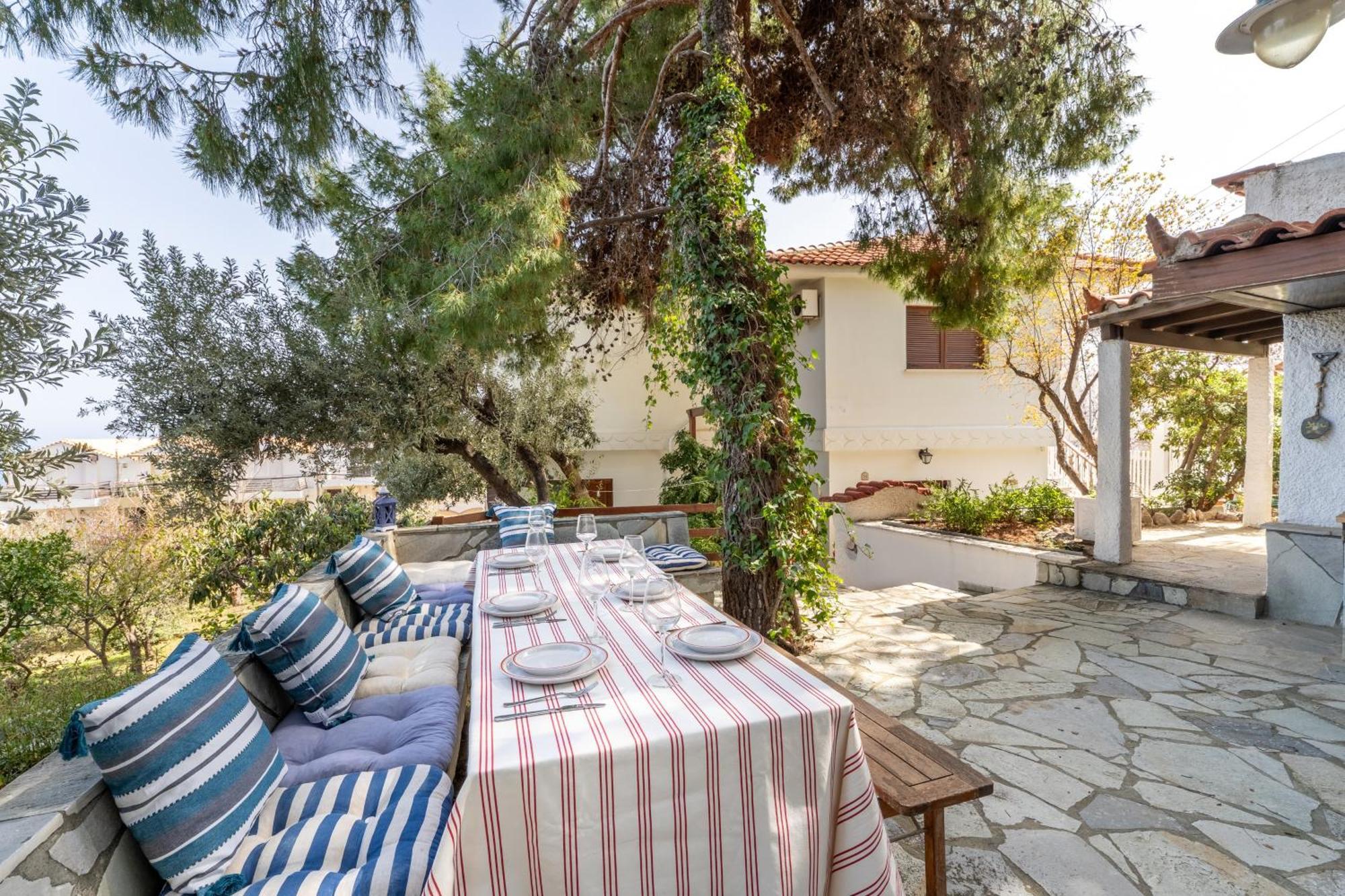 The House Of Gratitude - Poolside Retreat Holiday home *